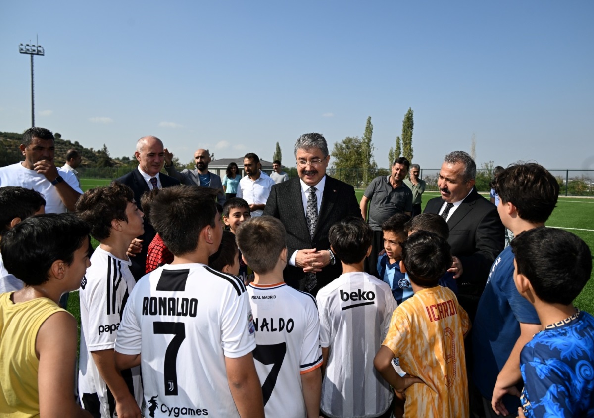 Vali Dr. Erdinç Yılmaz, Çardak Sentetik Futbol Sahasında İnceleme ve Denetlemelerde Bulundu